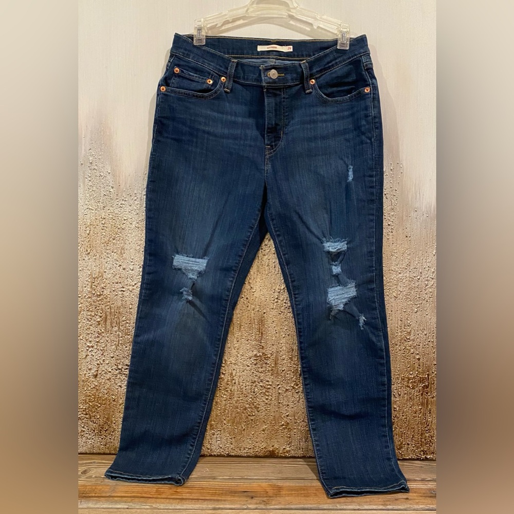 LEVI’S BOYFRIEND MID RISE DISTRESSED BLUE DENIM JEANS - SIZE 29 (W29, L27)